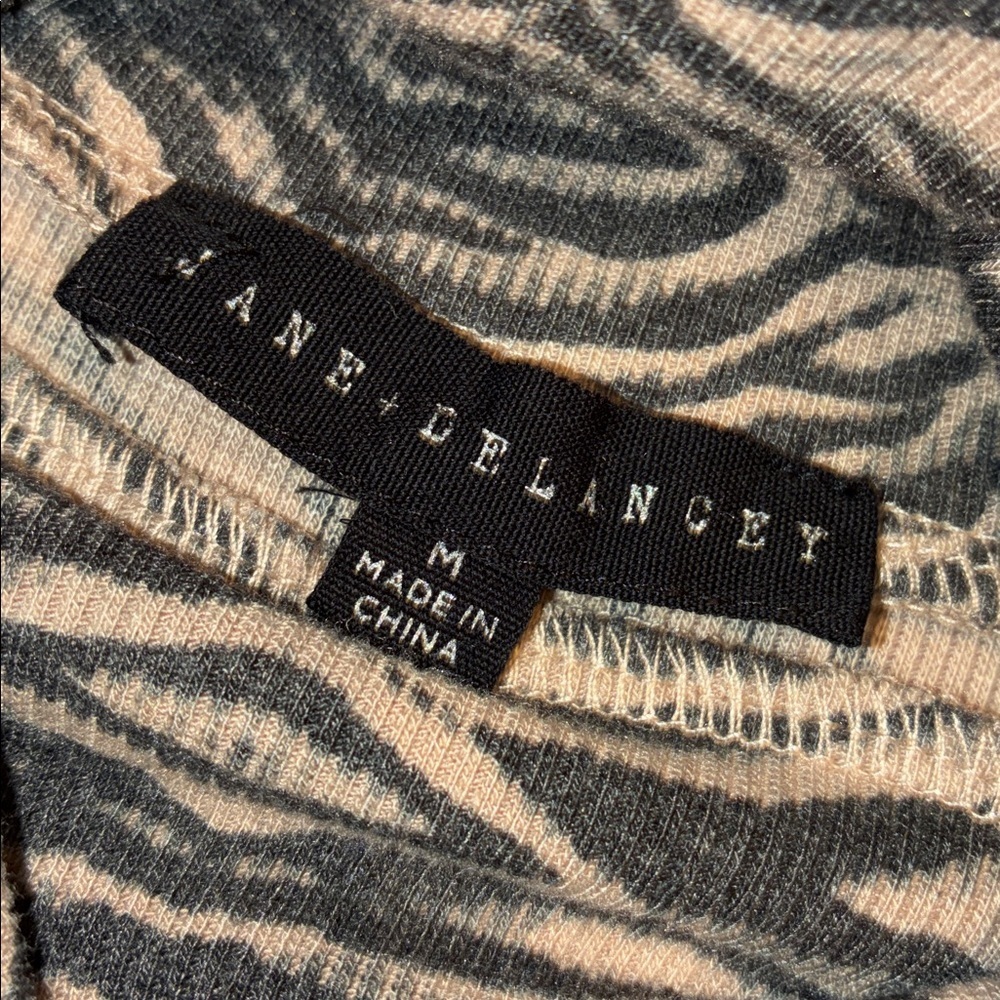 Jane and Delancy Turtleneck sweater, Women's M, Brown & Tan, zebra Print  EUC - Picture 9 of 16